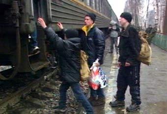 Призывники отправляются к месту службы. Кадр Первого телеканала, архив, ноябрь 2002 года Призывники отправляются к месту службы. Кадр Первого телеканала, архив, ноябрь 2002 года