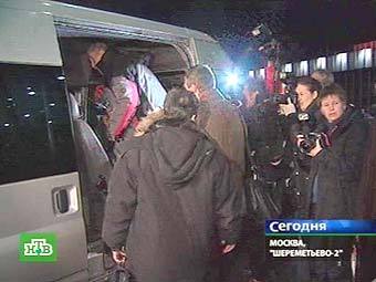 Встреча российских моряков в аэропорту "Шереметьево", кадр телеканала НТВ