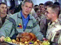 Джордж Буш с индейкой на Дне Благодарения в Ираке, фото Reuters