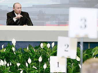 Владимир Путин дает большую пресс-конференции. Кадр телеканала "Россия" Владимир Путин дает большую пресс-конференции. Кадр телеканала "Россия"