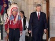 Индейский лидер Фил Фонтен и премьер Канады Стивен Харпер. Фото AFP