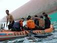 Лодка береговой охраны у перевернувшегося парома. Фото AFP