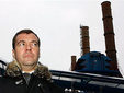 Дмитрий Медведев на фоне газокомпрессорной станции. Фото (c)AFP