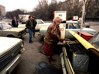 Очередь на московской бензоколонке, 1993 год. Фото из архива ©AFP