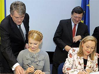 Виктор Ющенко, Юлия Тимошенко, Жозе Мануэль Баррозу и Бенита Ферреро-Вальднер подписывают совместную декларацию. Фото ©AFP 