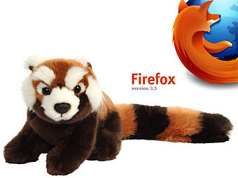 Плюшевая игрушка из магазина Mozilla Store на фоне эмблемы Firefox 