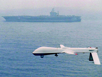 БПЛА Predator на фоне авианосца ВМС США. Фото с сайта www.whitehouse.gov