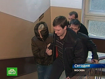 Антонина Бабосюк (слева) под конвоем в здании суда. Кадр телеканала НТВ Антонина Бабосюк (слева) под конвоем в здании суда. Кадр телеканала НТВ
