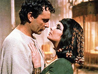 Ричард Бертон и Элизабет Тейлор в ролях Антония и Клеопатры. Кадр из фильма "Клеопатра" (1963)