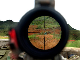 Вид через оптический прицел винтовки M40A3. Фото с сайта navy.mil