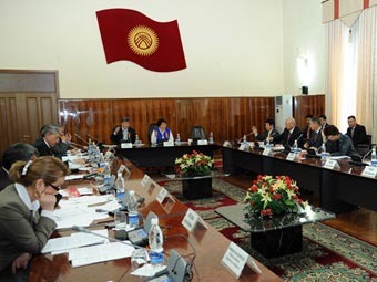 Заседание временного правительства Киргизии. Фото с сайта kyrgyz-el.kg. Заседание временного правительства Киргизии. Фото с сайта kyrgyz-el.kg.