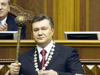 Виктор Янукович с президентской булавой. Фото с сайта donbass.ua