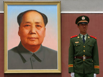 Караул у портрета Мао Цзедуна на площади Тяньаньмень. Фото ©AFP