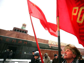 Сторонники коммунистов у мавзолея Ленина. Фото ©AFP