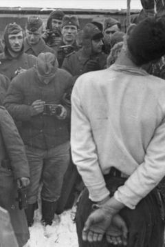 Солдаты вермахта фотографируют казнь партизана. СССР. 1941-42 год. Фото Bundesarchiv