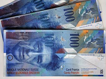 Швейцарские франки. Фото ©AFP