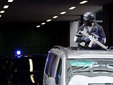 Фургон с подозреваемыми покидает здание суда в Берлине. Фото (c)AFP
