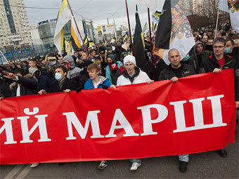 Участники "Русского марша" в Москве. Фото Дмитрия Серебрякова для "Ленты.ру"