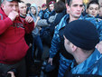 Противостояние милиции и защитников спуска. Фото Ярослава Дебелого для "Ленты.ру"