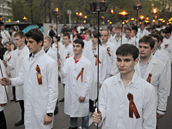 Факельное шествие студентов "Огонь нашей памяти" в 2011 году. Фото ИТАР-ТАСС, Владимир Астапкович
