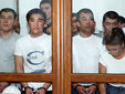 Обвиняемые в участии в массовых беспорядках в Жанаозене в зале суда. Фото Reuters