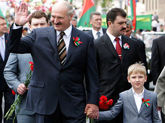 Александр Лукашенко с сыном Колей на праздновании Дня независимости Белоруссии в 2010 году. Фото Reuters Александр Лукашенко с сыном Колей на праздновании Дня независимости Белоруссии в 2010 году. Фото Reuters
