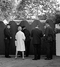 Полиция и репортеры у дома Мэрилин Монро 5 августа 1962 года. Фото (c)AP, архив