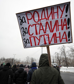 Участники шествия и митинга "Защитим страну!" в поддержку кандидата в президенты России Владимира Путина в "Лужниках". Фото РИА Новости, Владимир Астапкович