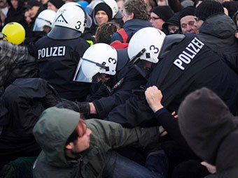 Разгон демонстрации против ввоза ядерных отходов в Германию в 2010 году. Фото ©AFP