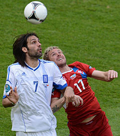 Эпизод матча Греция – Чехия. Фото  (c)AFP .   Открыть фотогалерею Победа за шесть минут