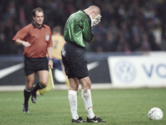 Александр Филимонов после мяча от сборной Украины, 9 октября 1999 года. Фото РИА Новости, Владимир Вяткин