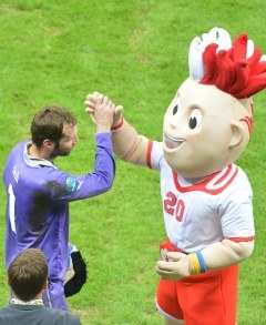 Петр Чех прощается с талисманом Евро-2012. Фото (c)AFP