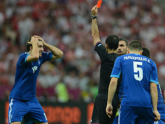 Сократис Папастатопулос получает красную карточку. Фото (c)AFP