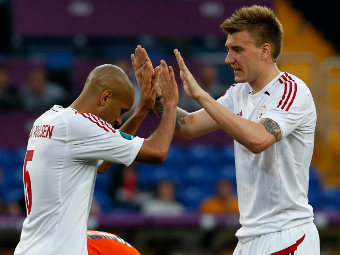 Игроки сборной Дании Симон Поульсен и Никлас Беннтнер в матче против Нидерландов. Фото Reuters