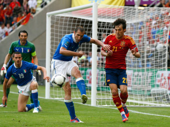 Эпизод матча Испания - Италия. Фото Reuters