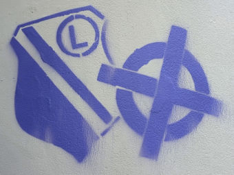 Граффити фанатов польской "Легии" в центре Варшавы. Фото Reuters