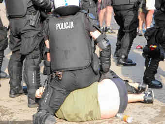 Задержание болельщика в Варшаве. Фото <a href="http://www.gazeta.pl/0,0.html" target="_blank">Gazeta.pl</a>