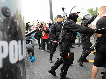 Столкновение полиции и участников беспорядков в Варшаве. Фото с сайта <a href=http://www.gazeta.pl/0,0.html target=_blank>gazeta.pl</a>