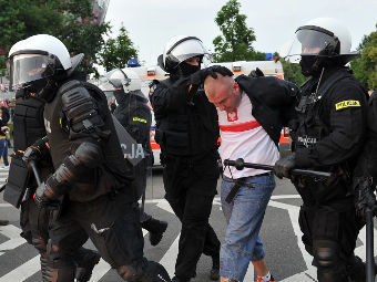 Полиция задерживает одного из польских хулиганов. Фото РИА Новости, Владимир Песня