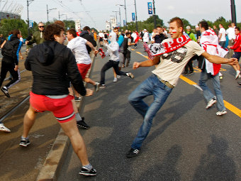 Драка между российскими и польскими болельщиками в Варшаве. Фото Reuters