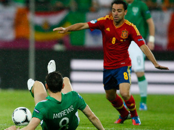 Хави в матче против Ирландии. Фото Reuters
