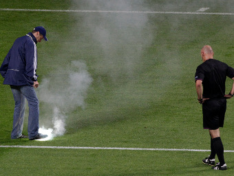 Файер, брошенный на поле в матче Россия - Чехия. Фото Reuters