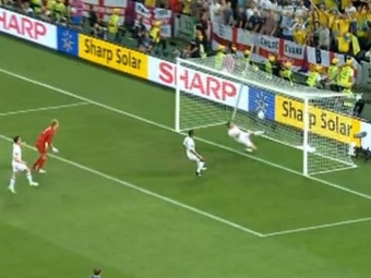 Незасчитанный гол Марко Девича в матче с Англией. Кадр видеоролика с сайта YouTube