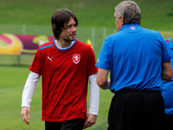 Томаш Росицки и врач сборной Чехии. Фото Reuters