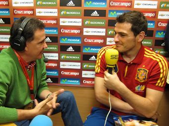 Икер Касильяс дает интервью Хосе Рамону Де Ла Морене. Фото с сайта Cadena Ser