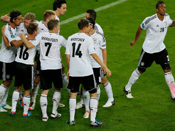 Немцы празднуют гол в ворота греков. Фото Reuters