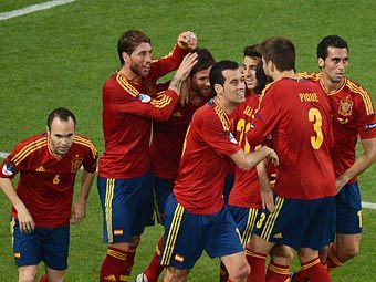 Футболисты сборной Испании празднуют первый гол в ворота сборной Франции. Фото (c)AFP