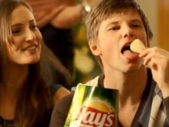 Андрей Аршавин в рекламе чипсов. Скриншот с YouTube