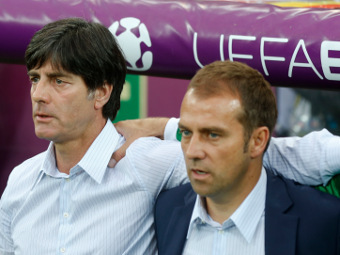 Тренер сборной Германии Йоахим Лев и Оливер Бирхофф. Фото Reuters