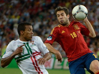 Эпизод матча Португалия - Испания. Фото (c)AFP